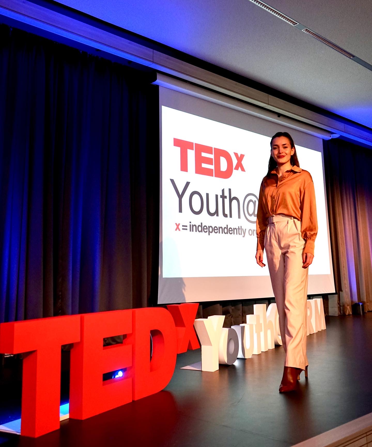 Miriam Janke full body portrait